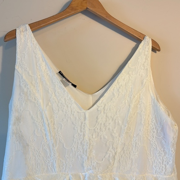 NEW THE PYRAMID COLLECTION plus tiered cream lace sleeveless dress - Picture 4 of 6